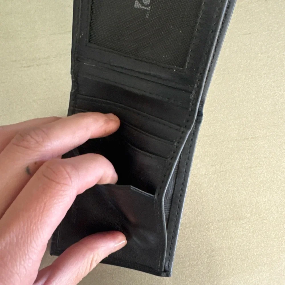 Apt. 9 Men's Black Genuine Leather Bifold Wallet - Slim Classic Design